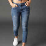 Women Blue Skinny Fit Mid-Rise Low Distress Stretchable Crop Jeans